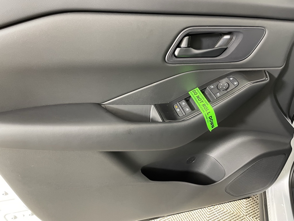 2025 Nissan Rogue S photo 14