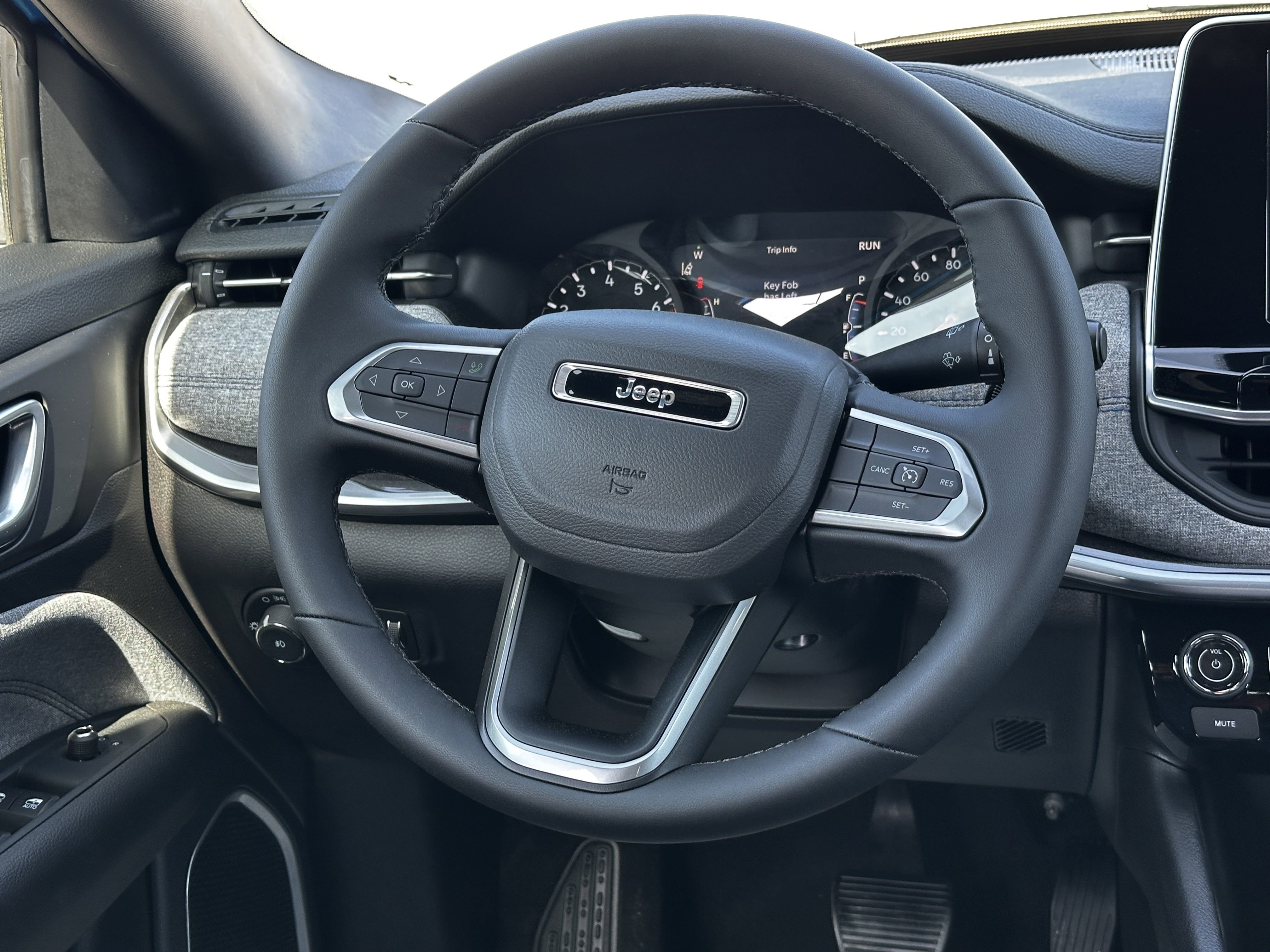 2025 Jeep Compass Latitude photo 3