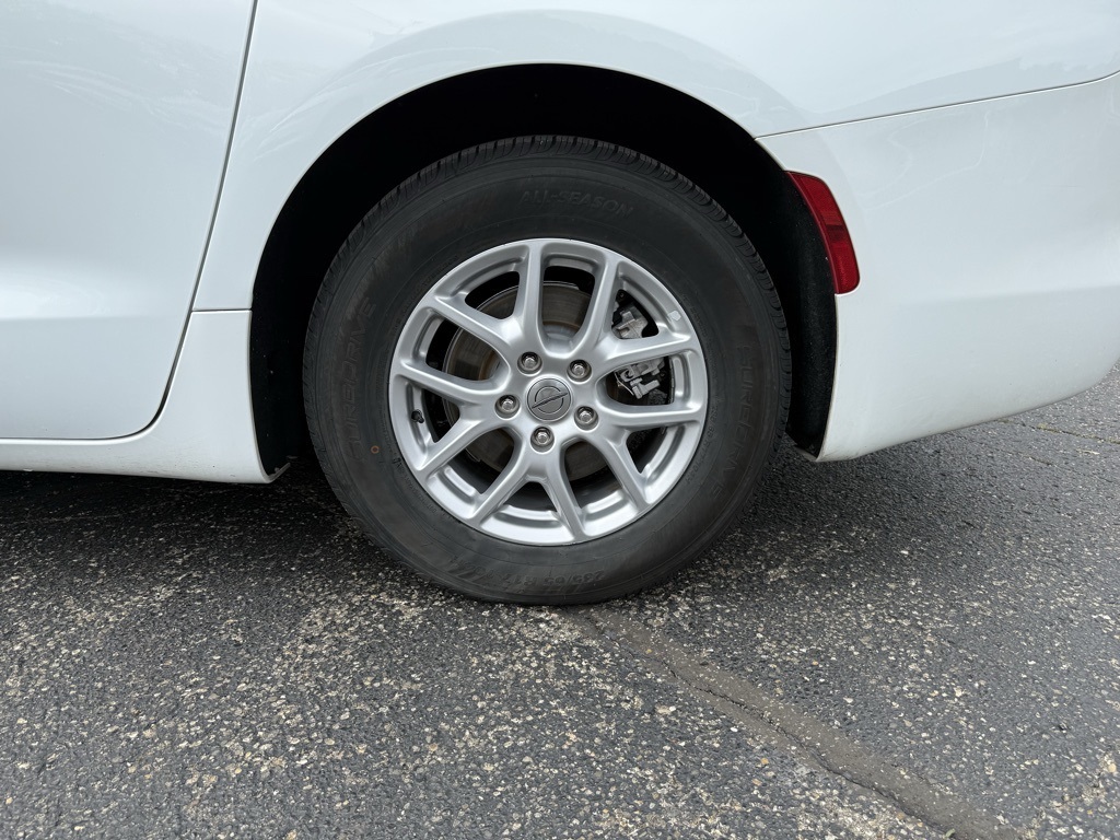 2023 Chrysler Voyager LX photo 12