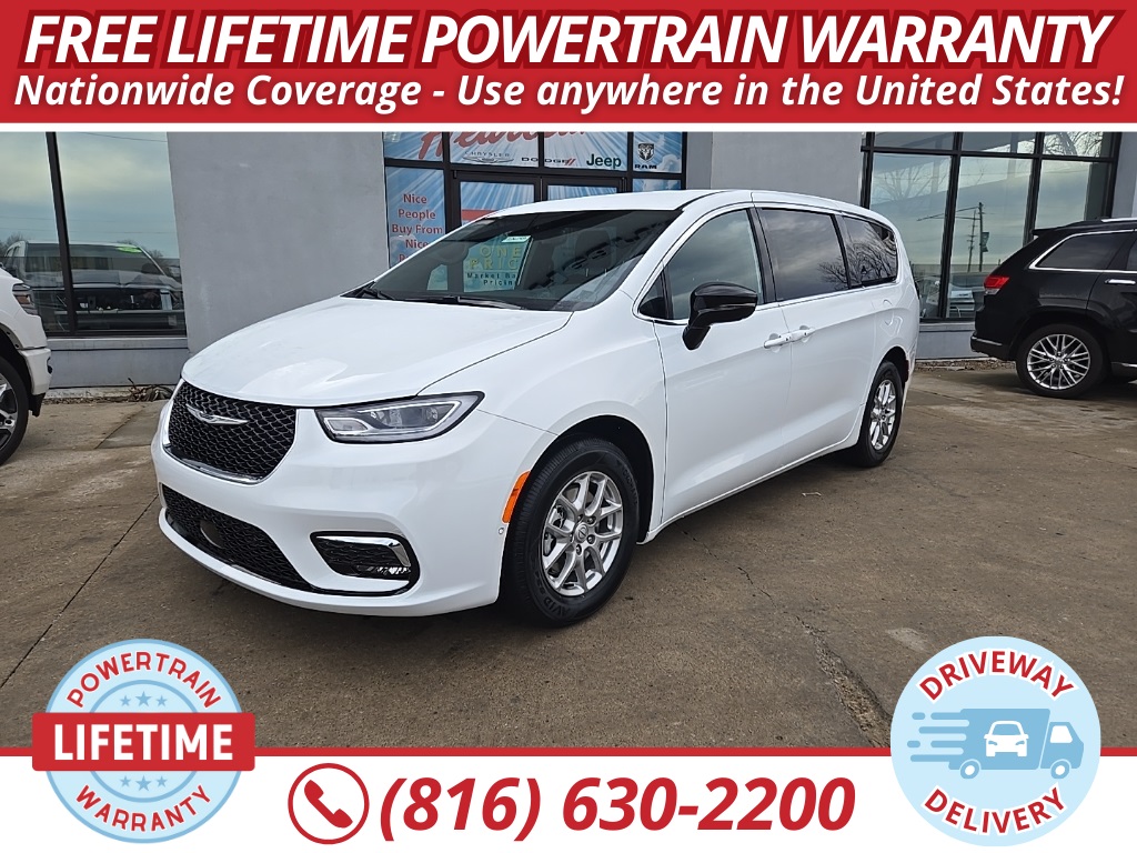 2026 Chrysler Pacifica Select's photo