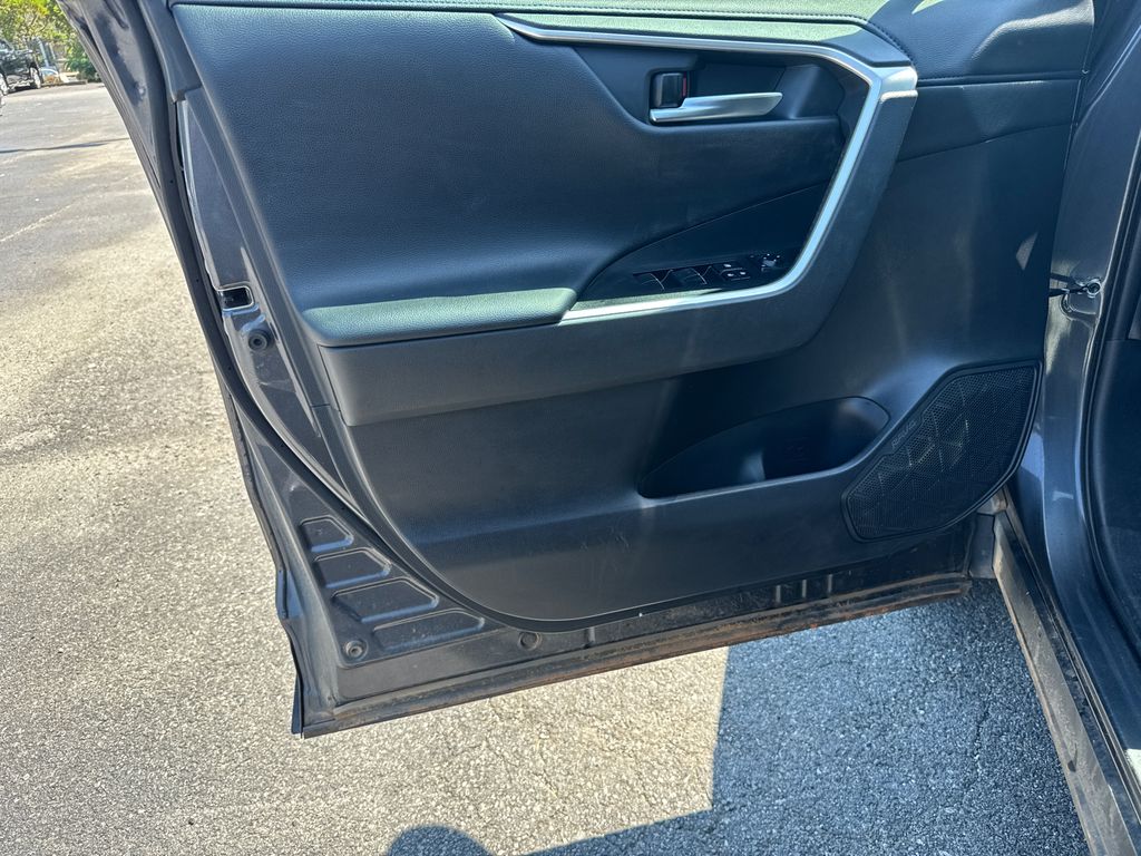 2019 Toyota RAV4 Hybrid XSE photo 8