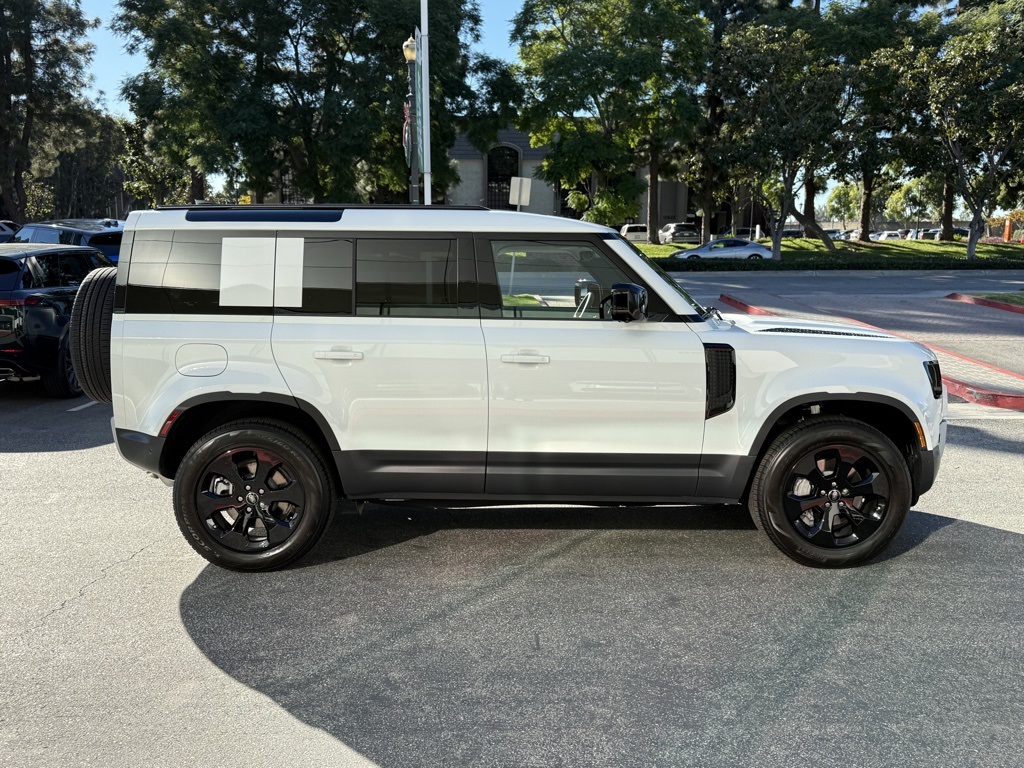 2025 Land Rover Defender 110 S photo 4
