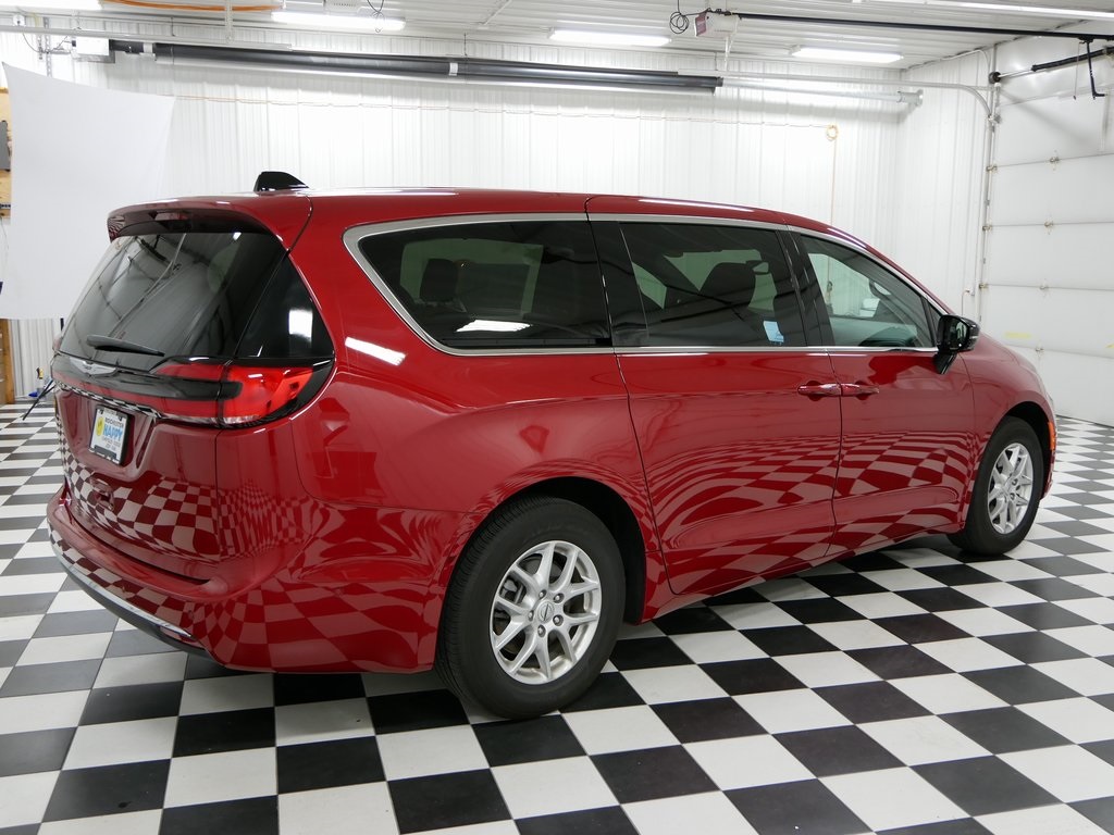 2025 Chrysler Pacifica photo 3