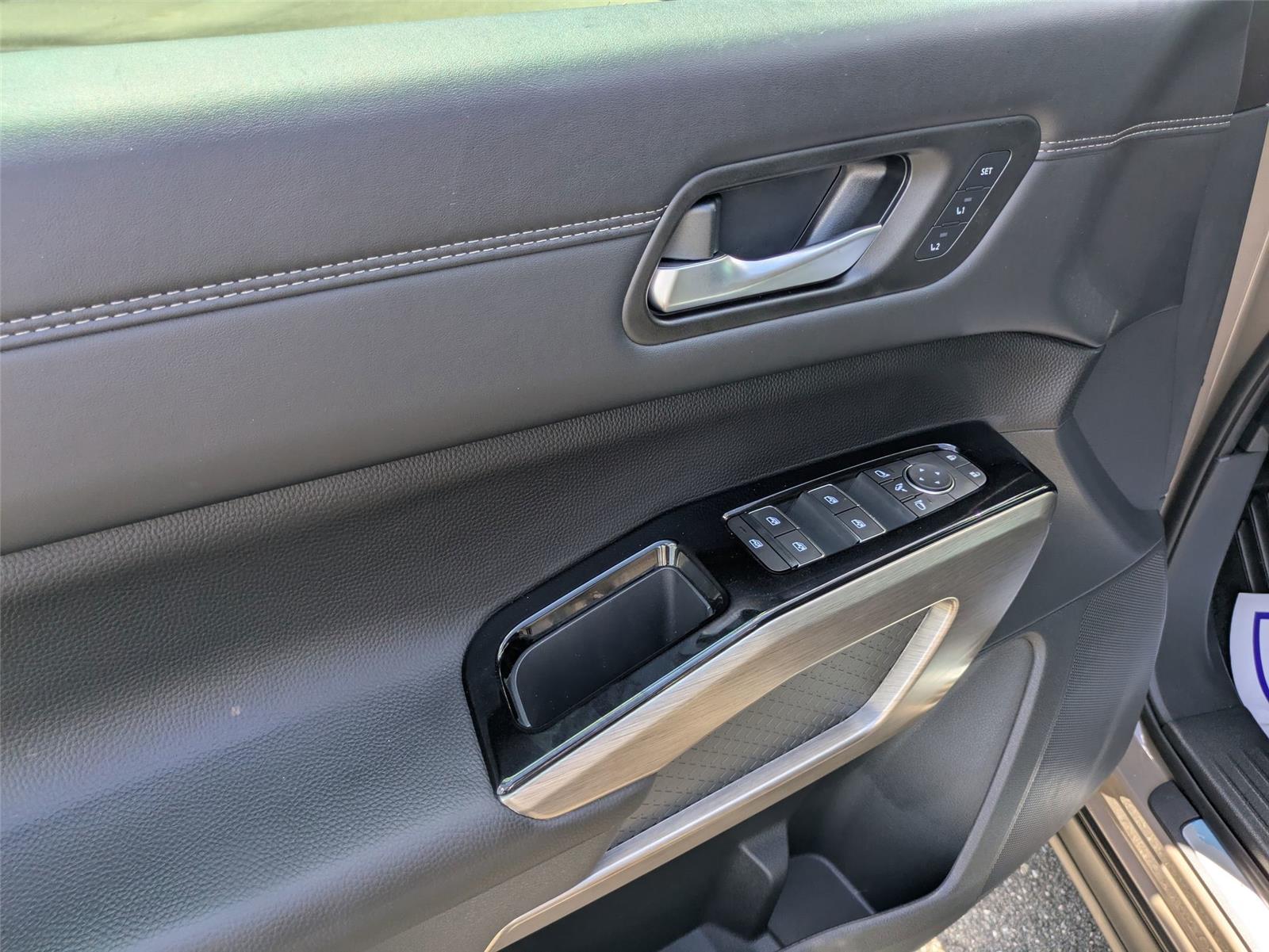 2025 Nissan Pathfinder Platinum photo 12