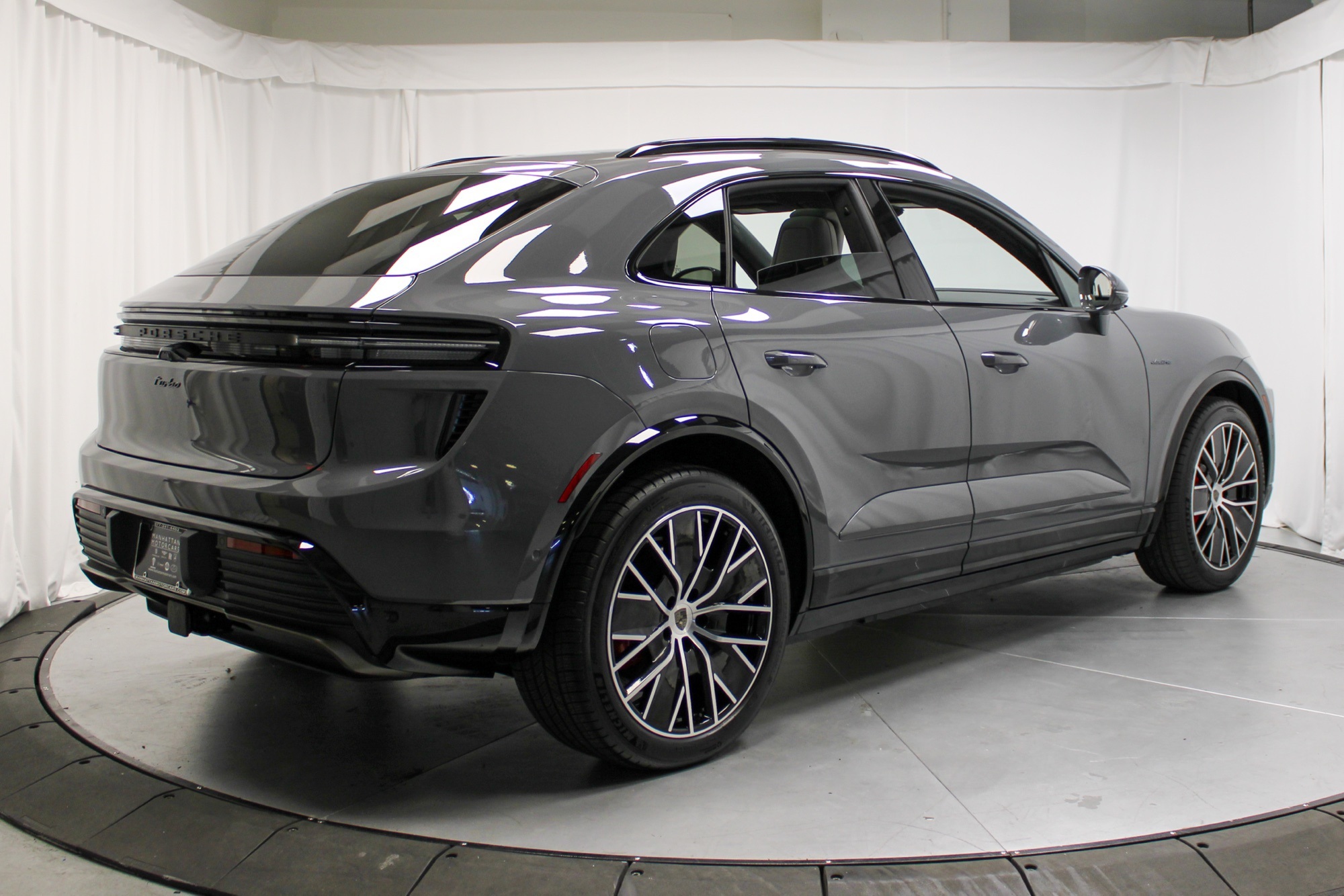 2025 Porsche Macan Electric Turbo photo 9
