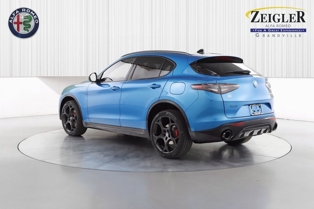 2025 Alfa Romeo Stelvio Sprint Base photo 2