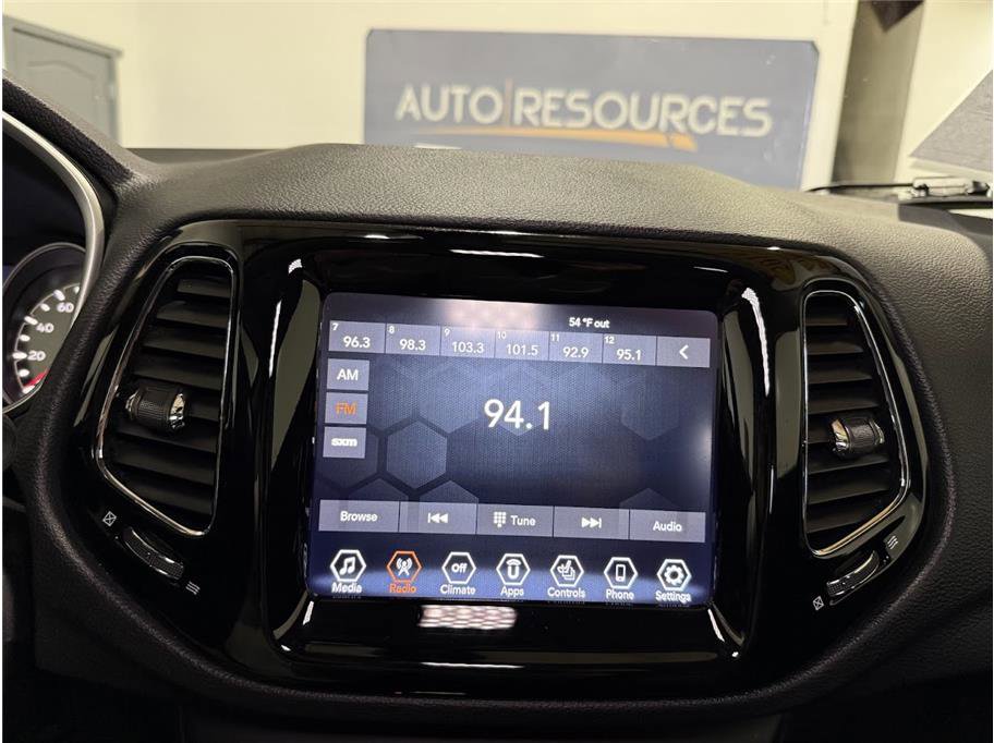 Used 2019 Diamond Black Crystal Pearlcoat Jeep Limited image 37