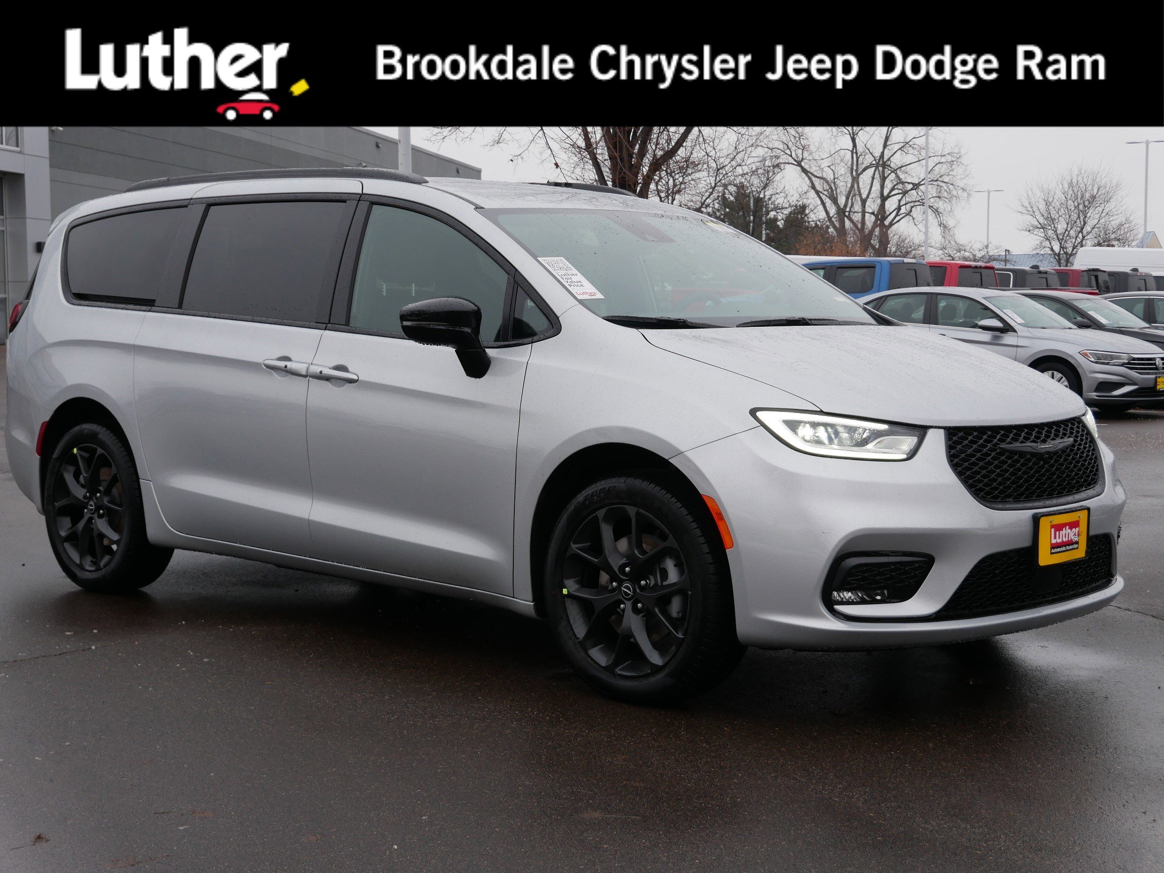 2026 Chrysler Pacifica Select's photo