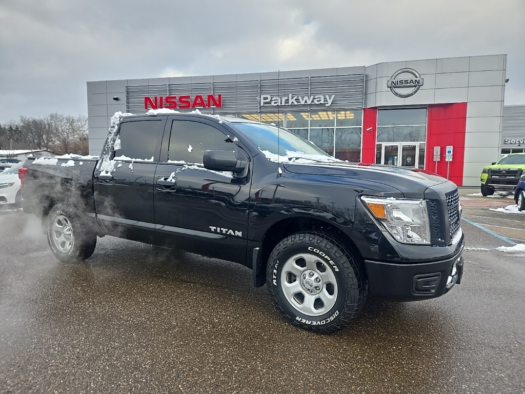 2019 Nissan Titan S's photo
