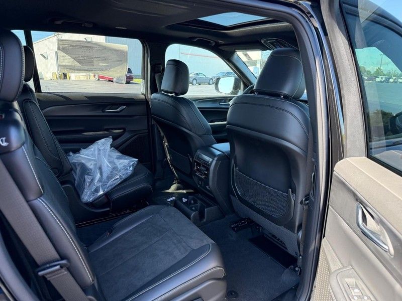 2025 Jeep Grand Cherokee Altitude X photo 2