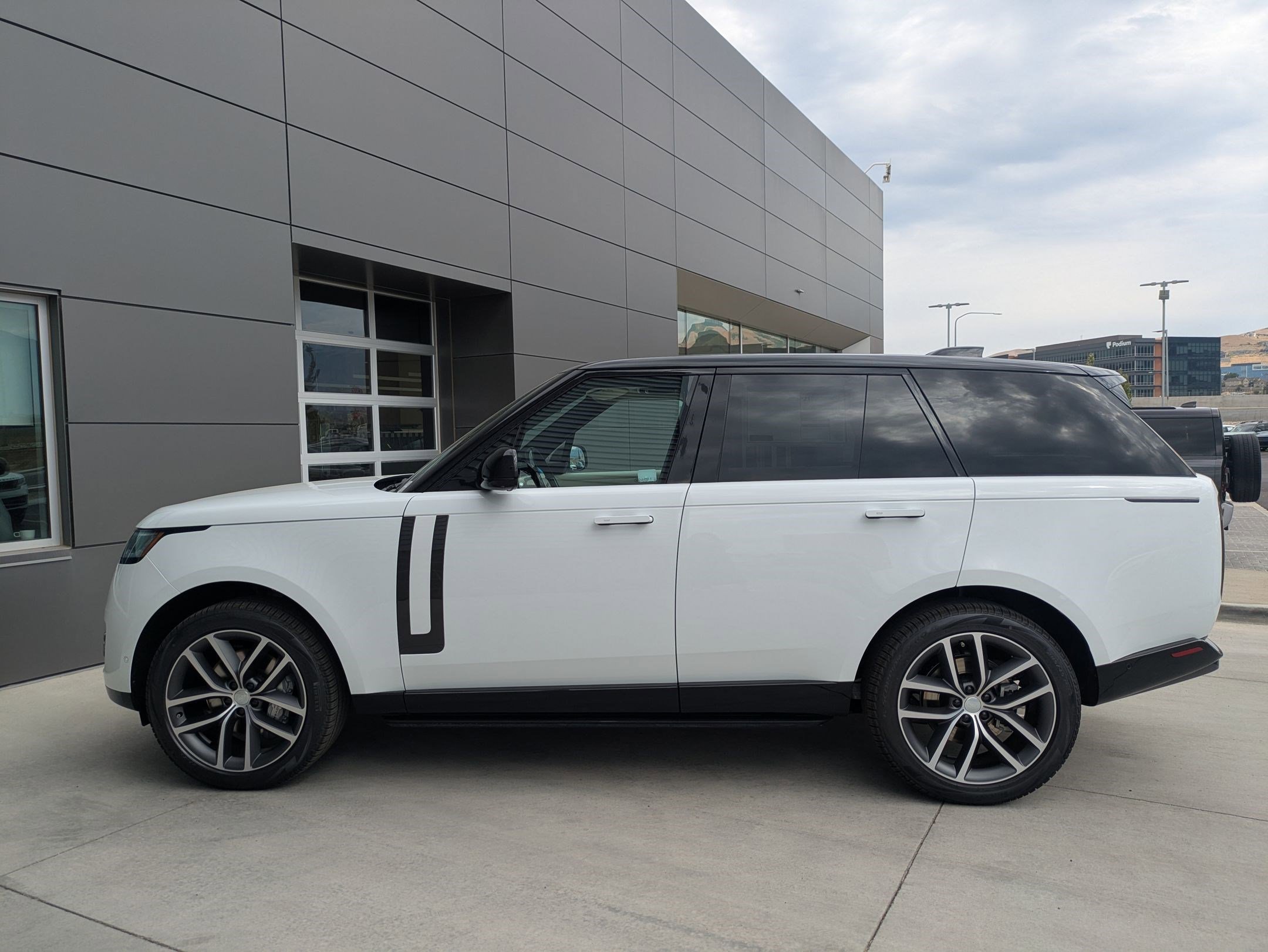 2025 Land Rover Range Rover SE photo 9