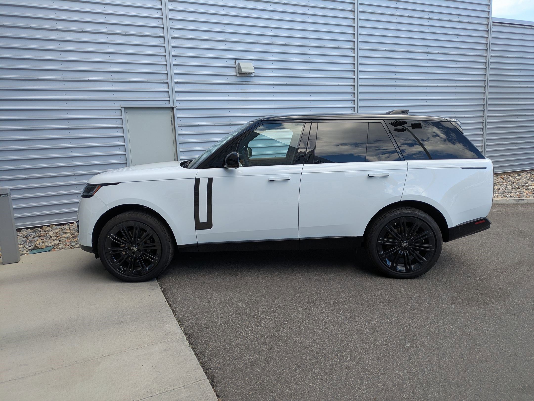 2025 Land Rover Range Rover SE photo 2