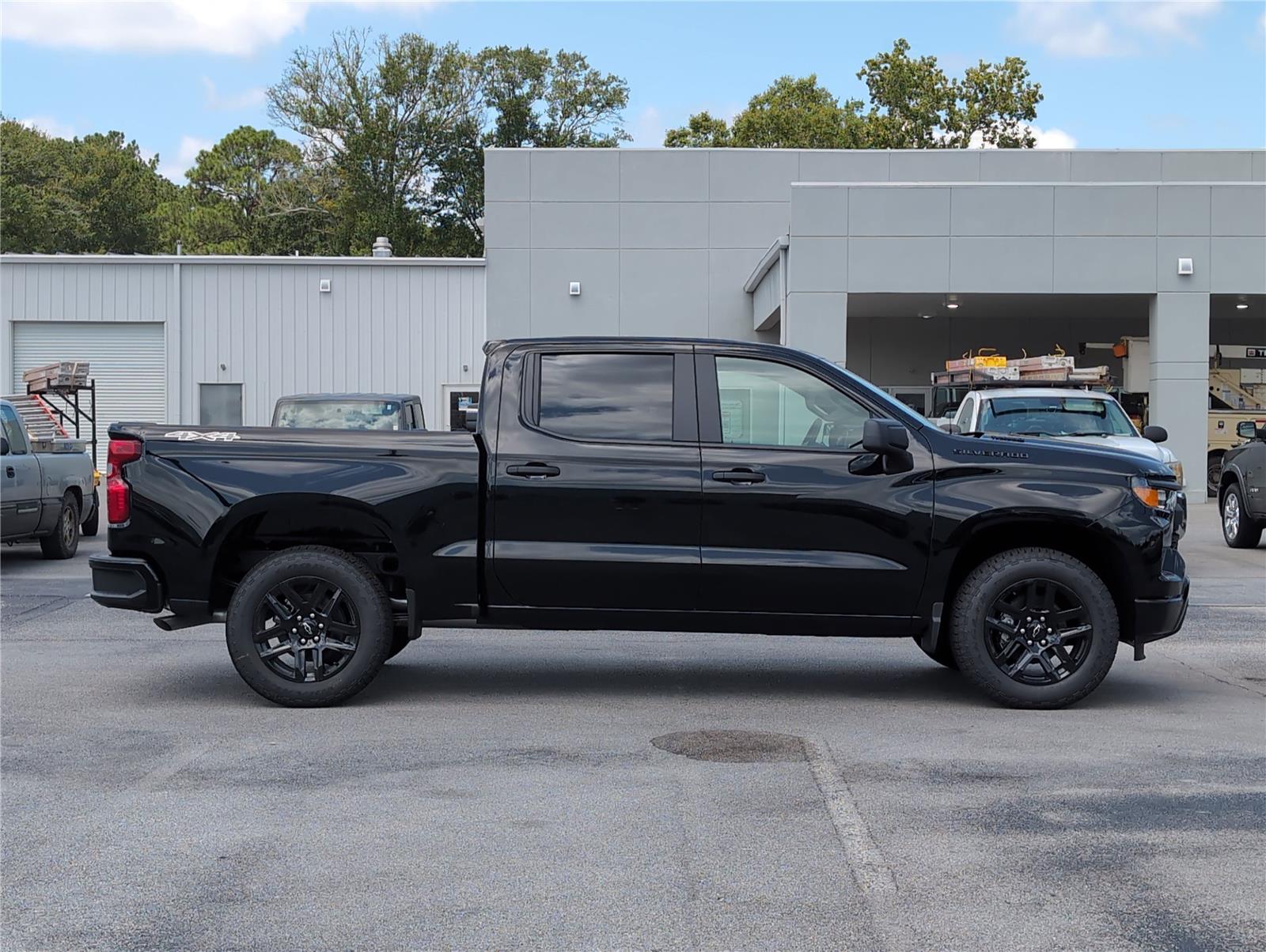 2025 Chevrolet Silverado 1500 Custom photo 2