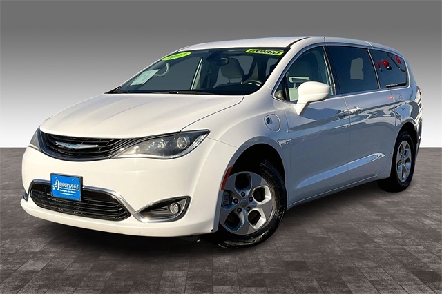 2017 Chrysler Pacifica Hybrid Touring Plus's photo