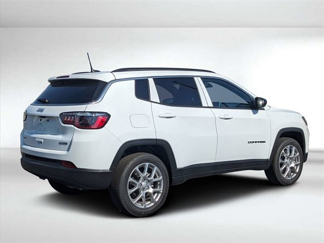 2024 Jeep Compass Latitude Lux photo 3