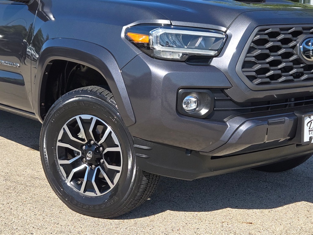 2020 Toyota Tacoma TRD Sport photo 3