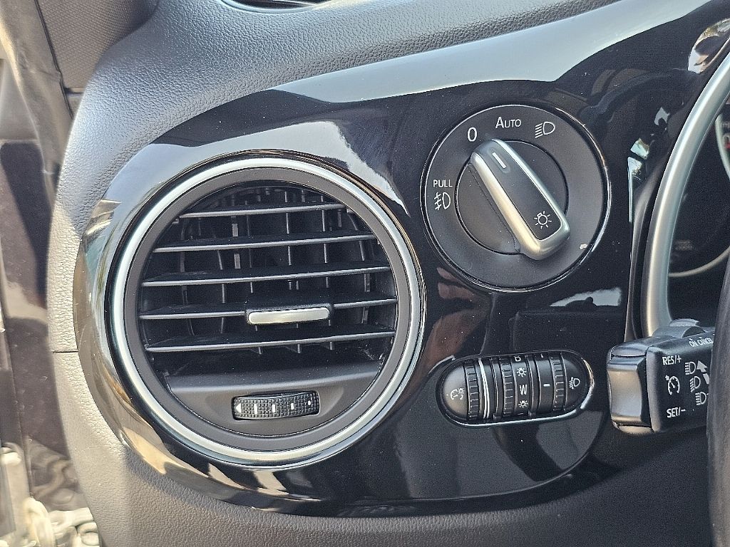 2018 Volkswagen Beetle SE photo 19