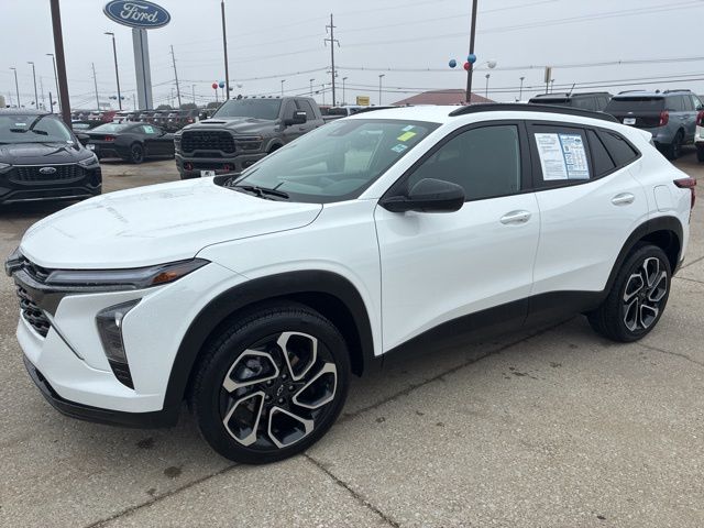 2025 Chevrolet Trax photo 2