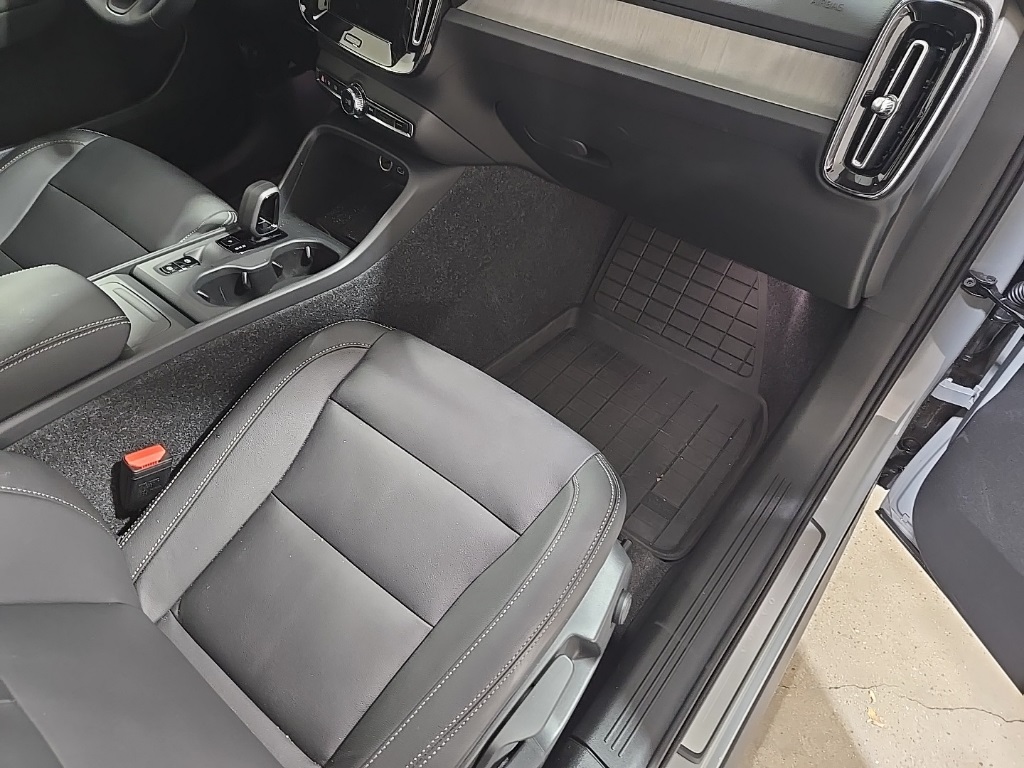 2025 Volvo XC40 Core photo 20