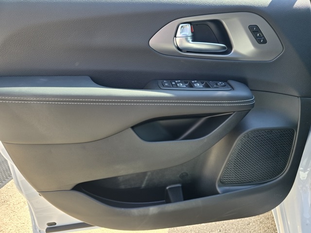 2026 Chrysler Pacifica photo 17