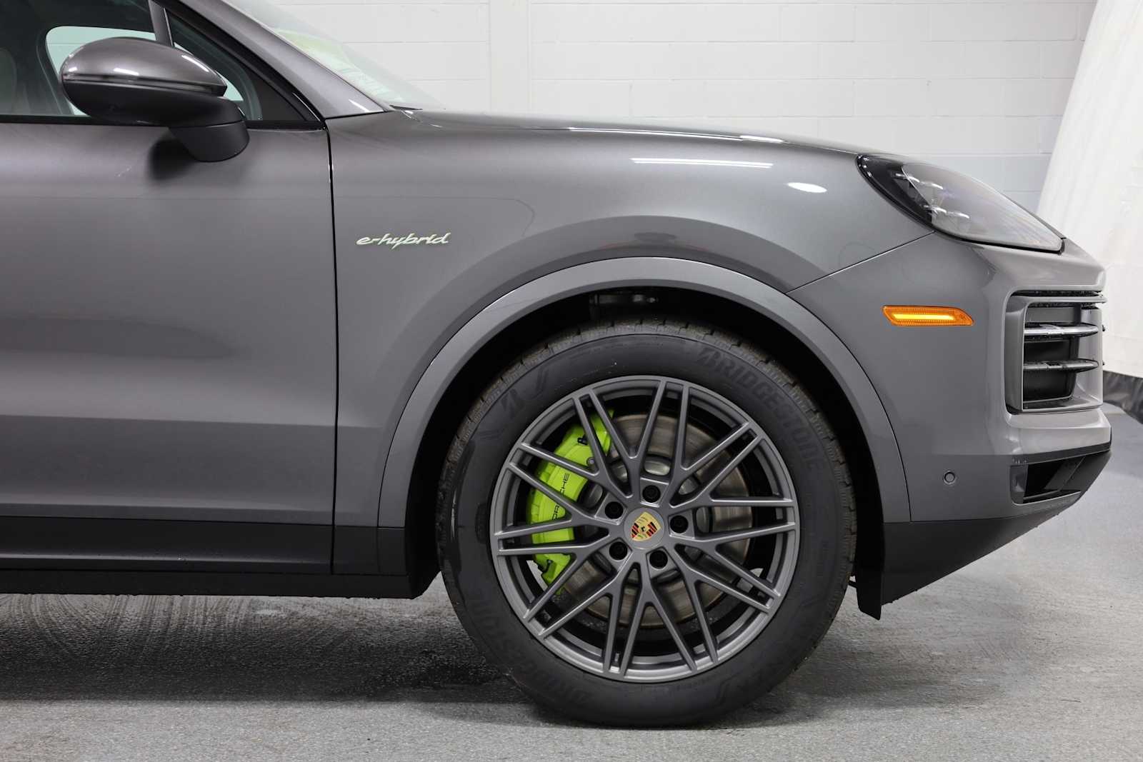 2024 Porsche Cayenne S E-Hybrid photo 3