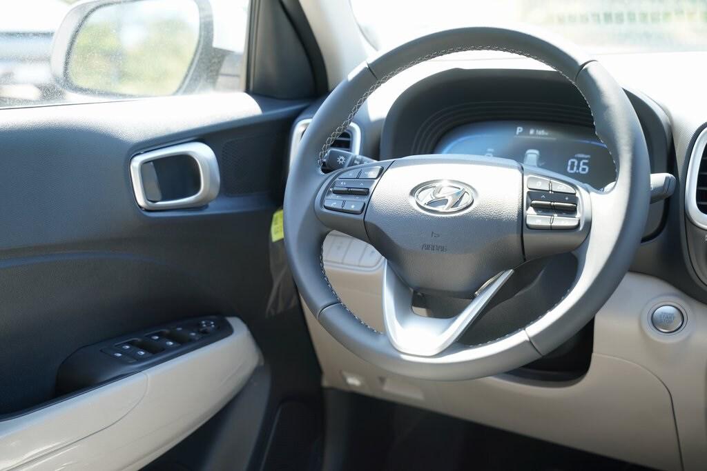 2025 Hyundai Venue SEL photo 7