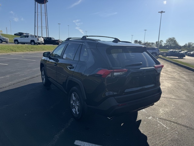2025 Toyota RAV4 XLE photo 4