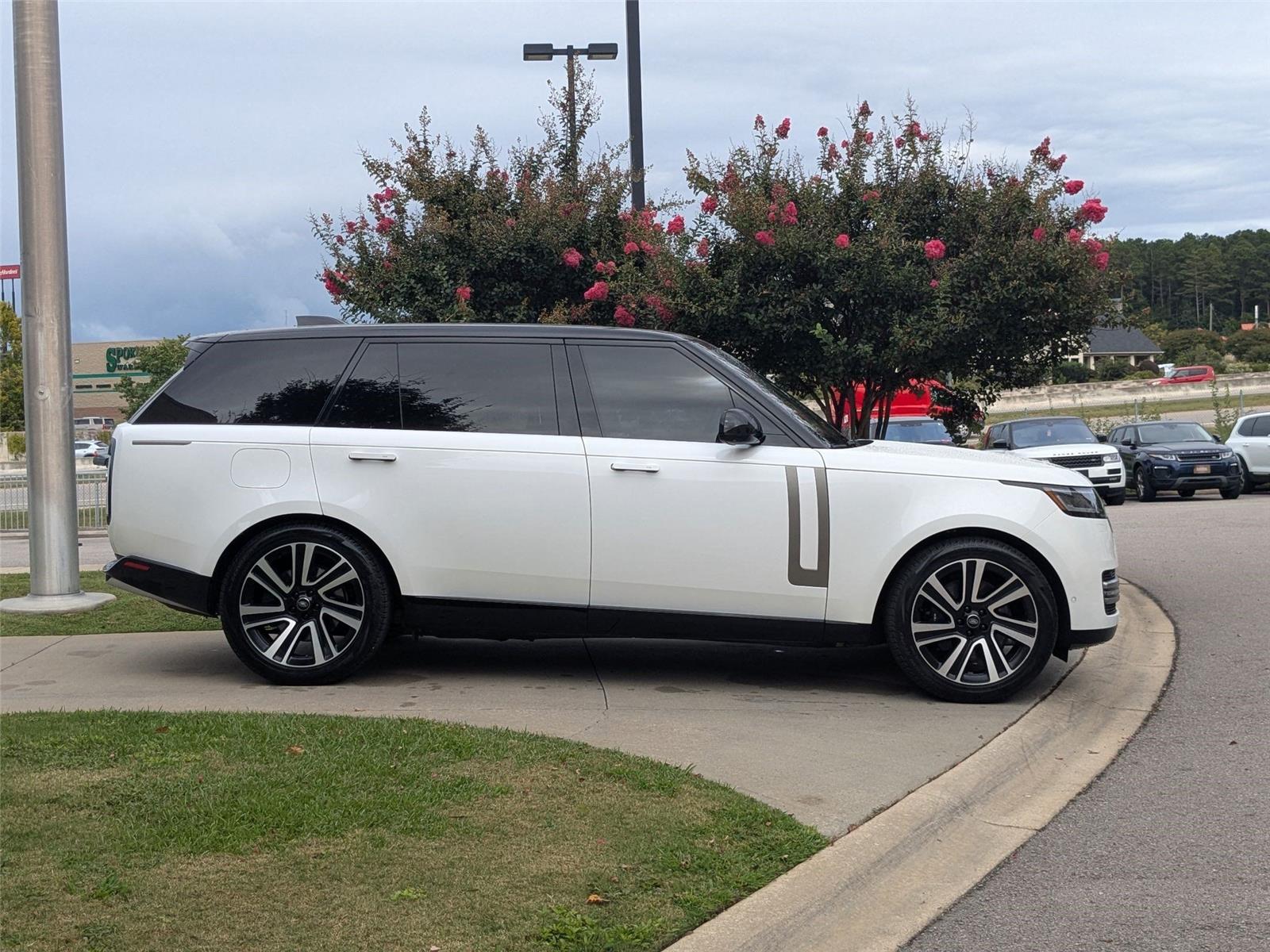 2023 Land Rover Range Rover SE photo 4