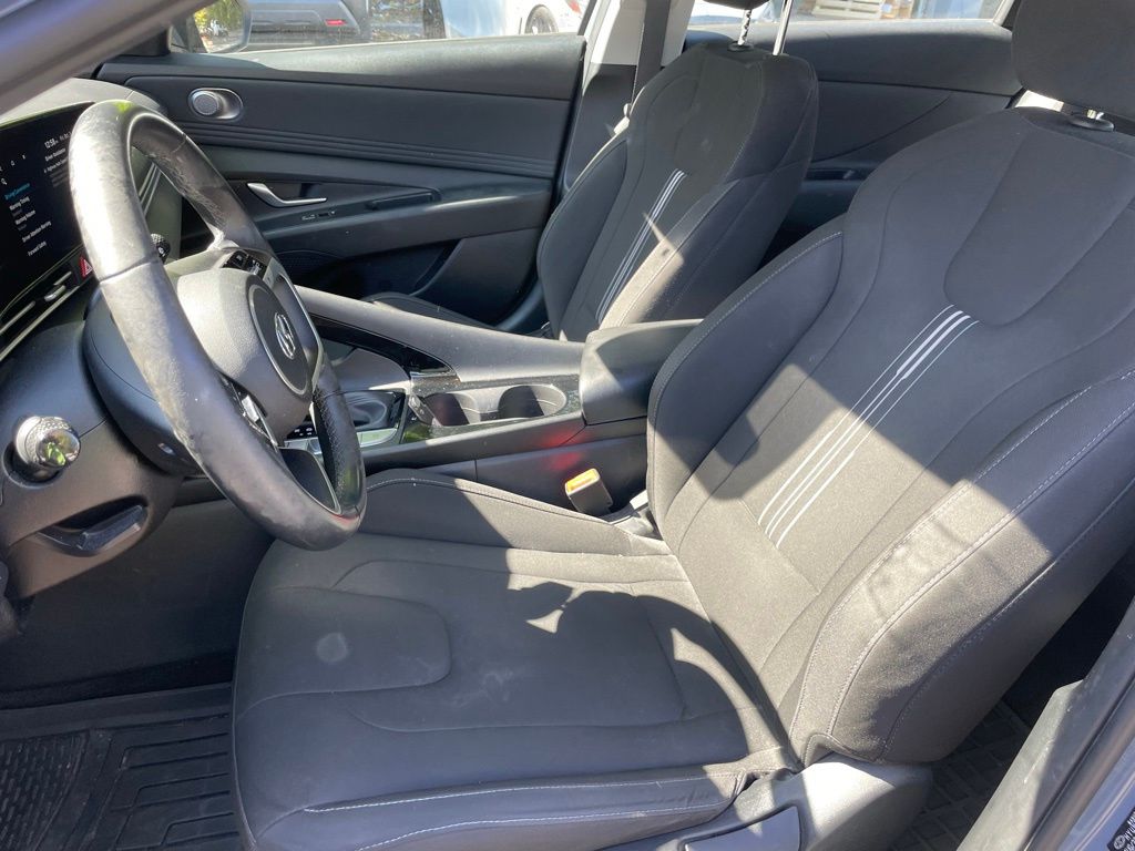 2023 Hyundai Elantra SEL photo 5