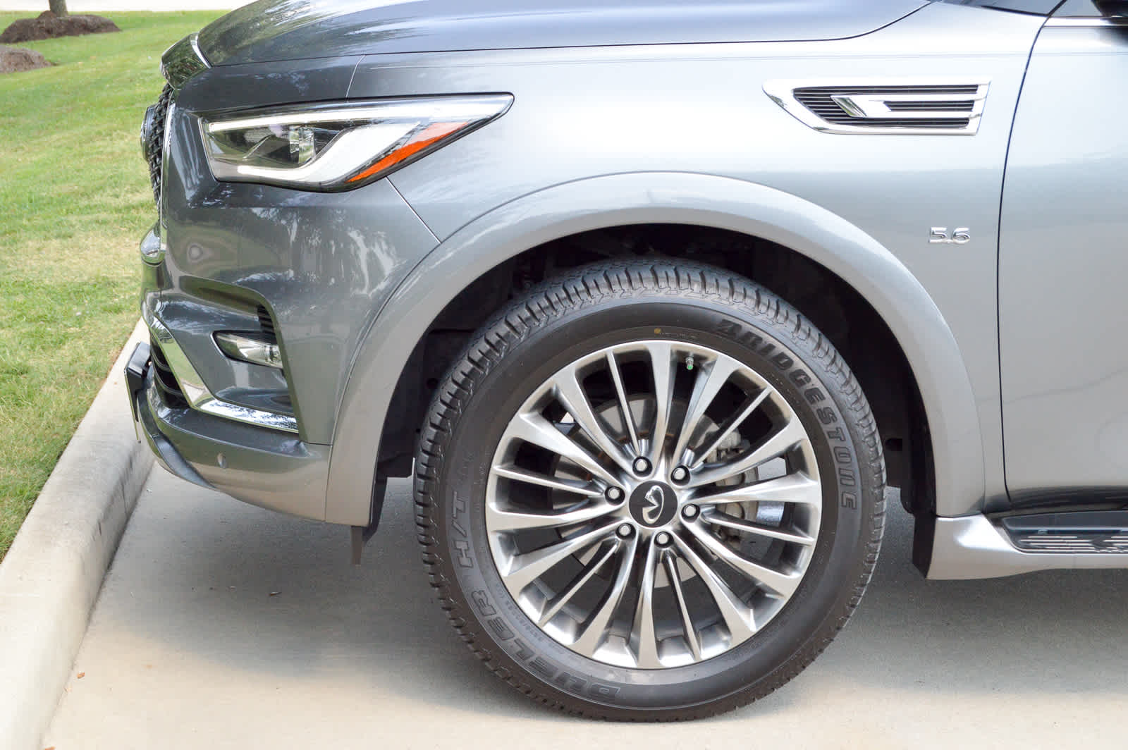 2019 Infiniti QX80 Luxe photo 8