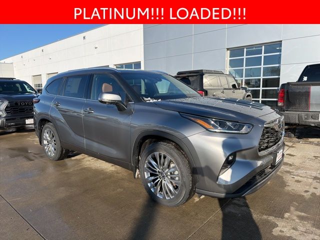 2026 Toyota Highlander Platinum's photo