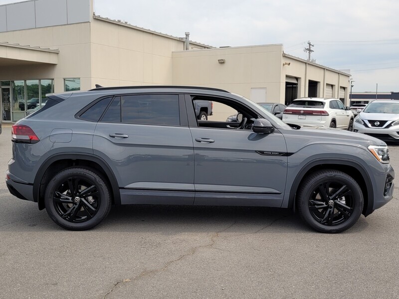 2025 Volkswagen Atlas Cross Sport SEL R-Line photo 2