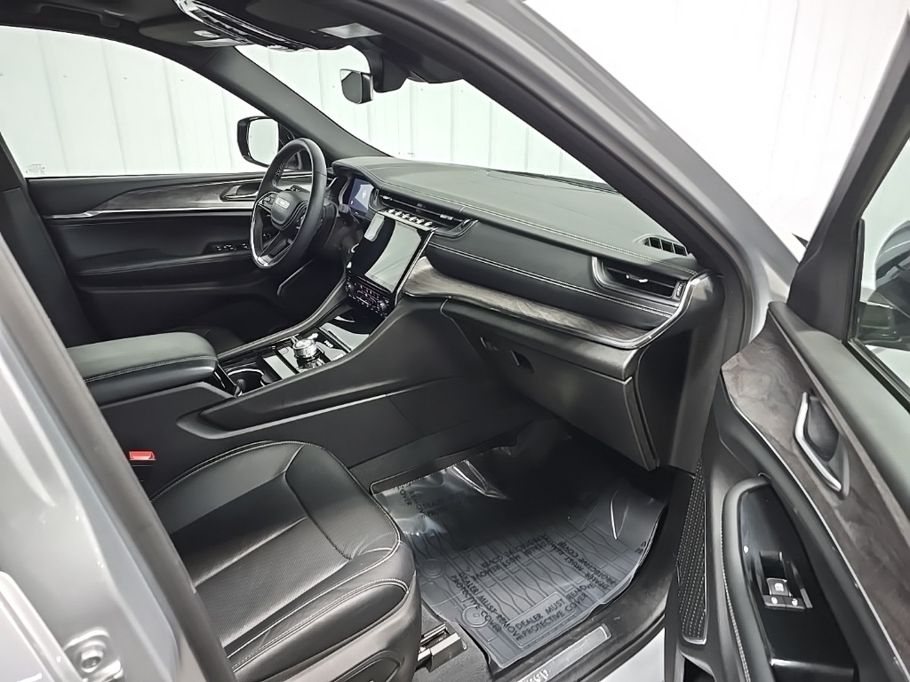 2023 Jeep Grand Cherokee Overland photo 16