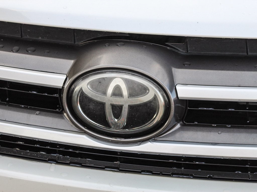 2018 Toyota Highlander LE photo 2