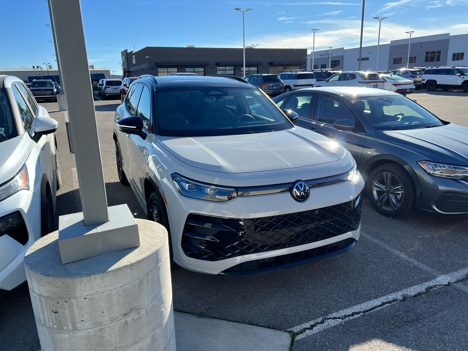 2025 Volkswagen Tiguan SE R-Line Black photo 4