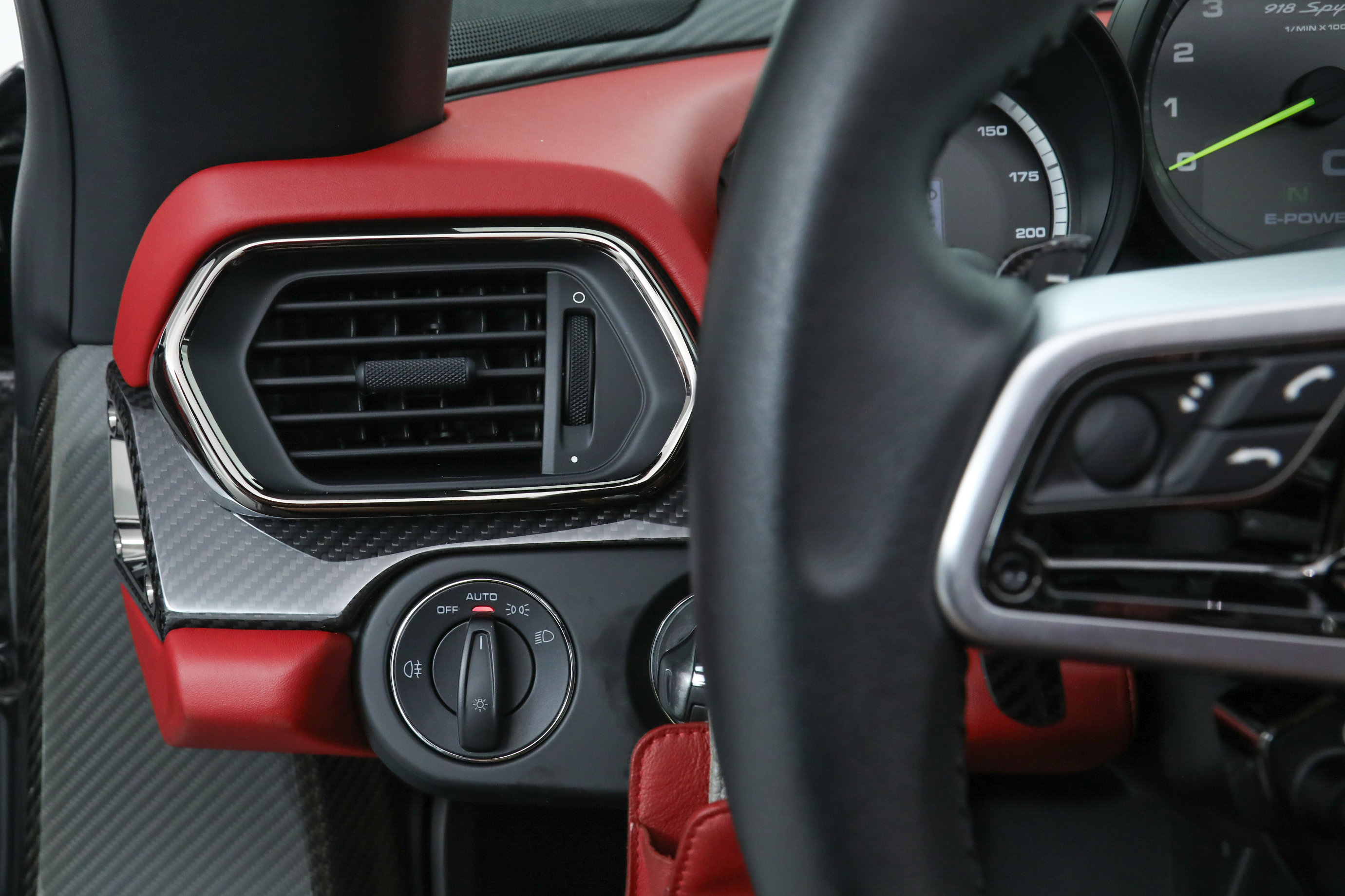 2015 Porsche 918 Spyder photo 33