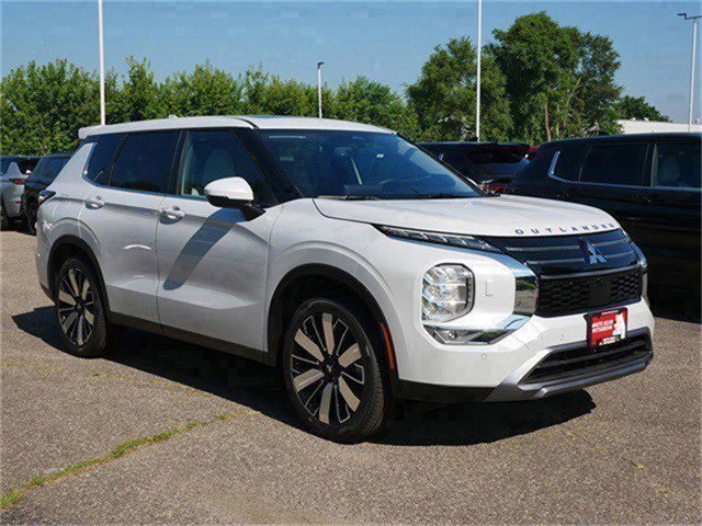 2025 Mitsubishi Outlander SE's photo