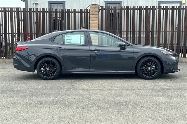 2025 Toyota Camry SE photo 3
