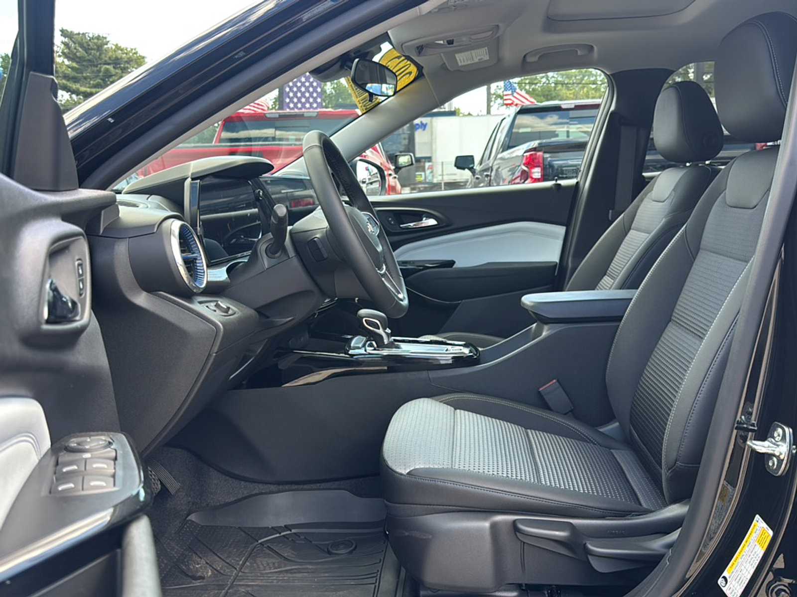 2025 Chevrolet Trax LT photo 15