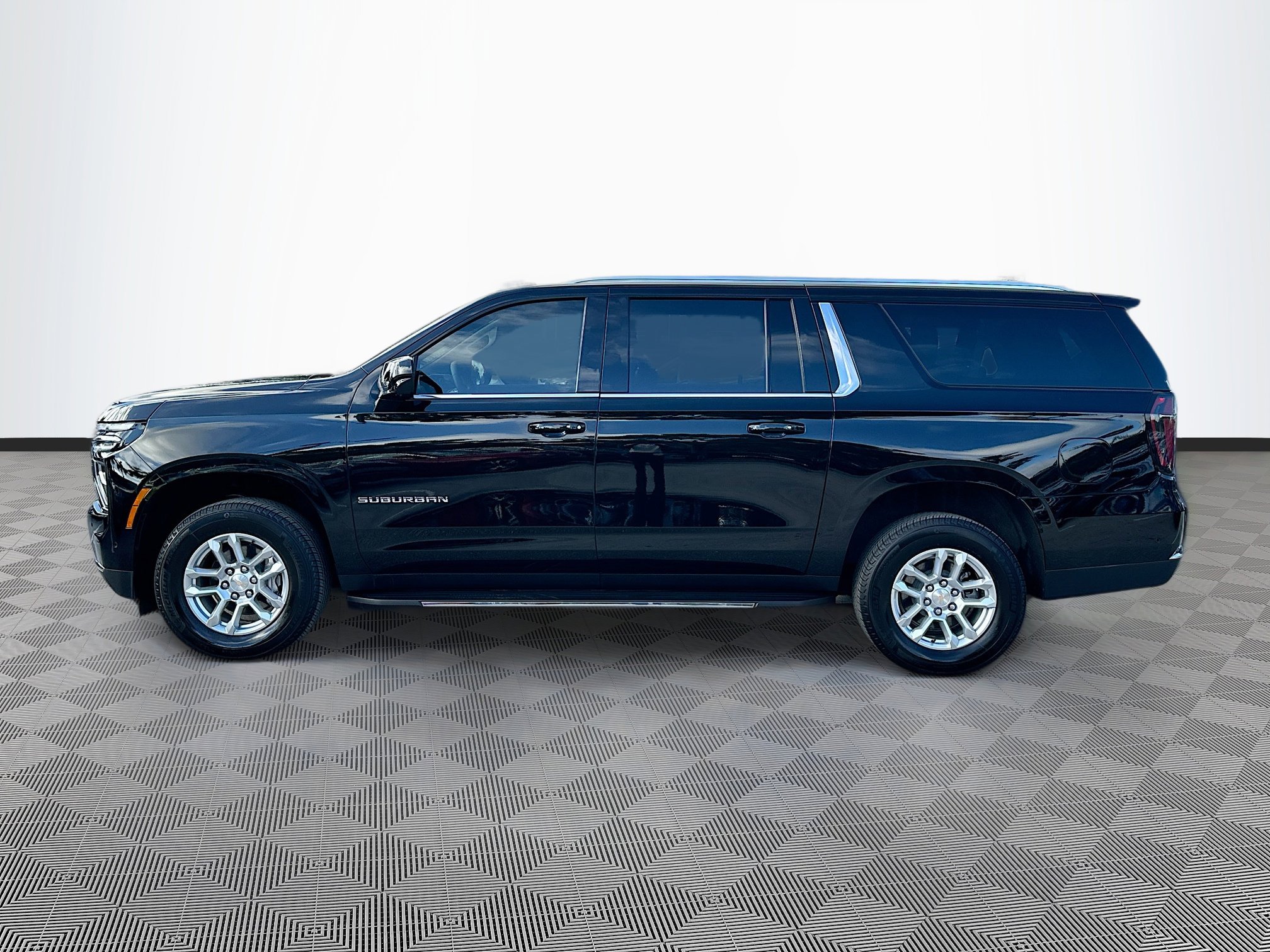 2025 Chevrolet Suburban LS photo 4