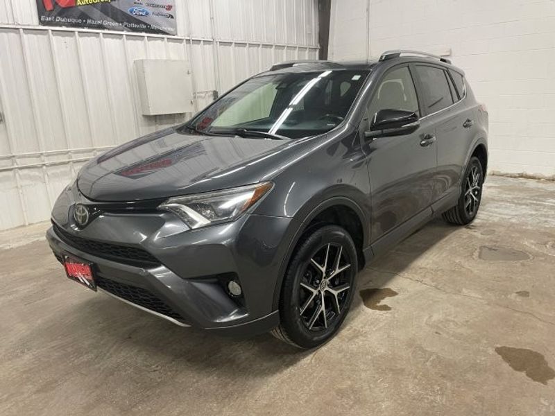 2017 Toyota RAV4 SE's photo