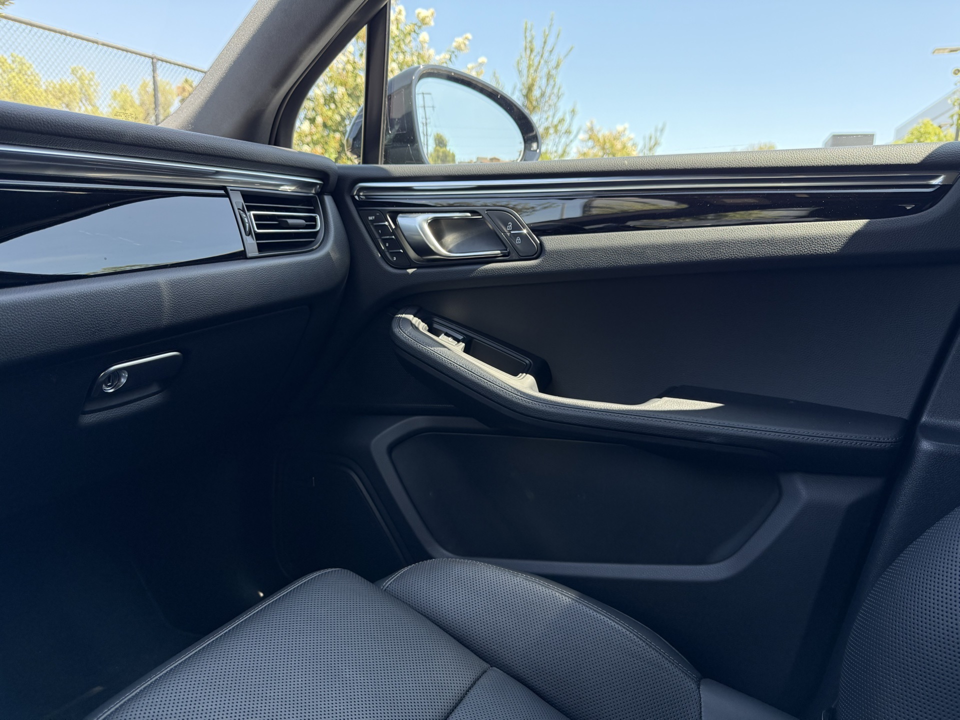 2025 Porsche Macan T photo 21