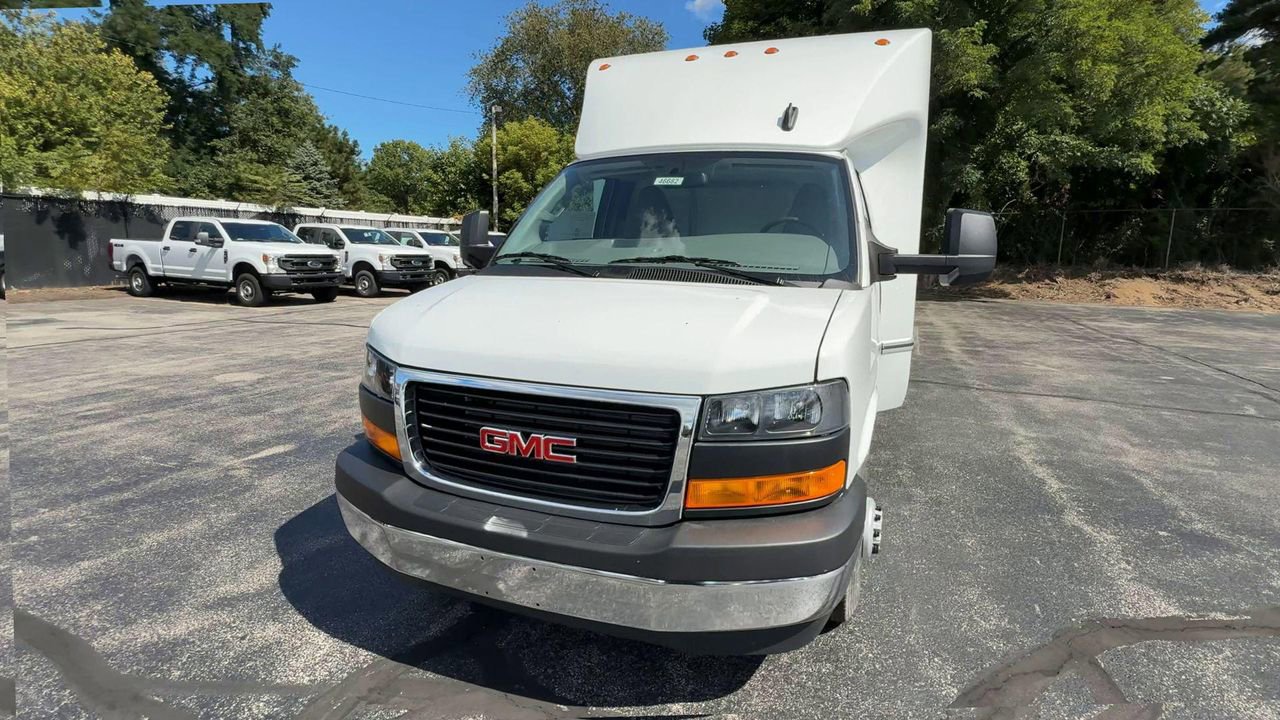 2025 Gmc Savana Cutaway photo 3