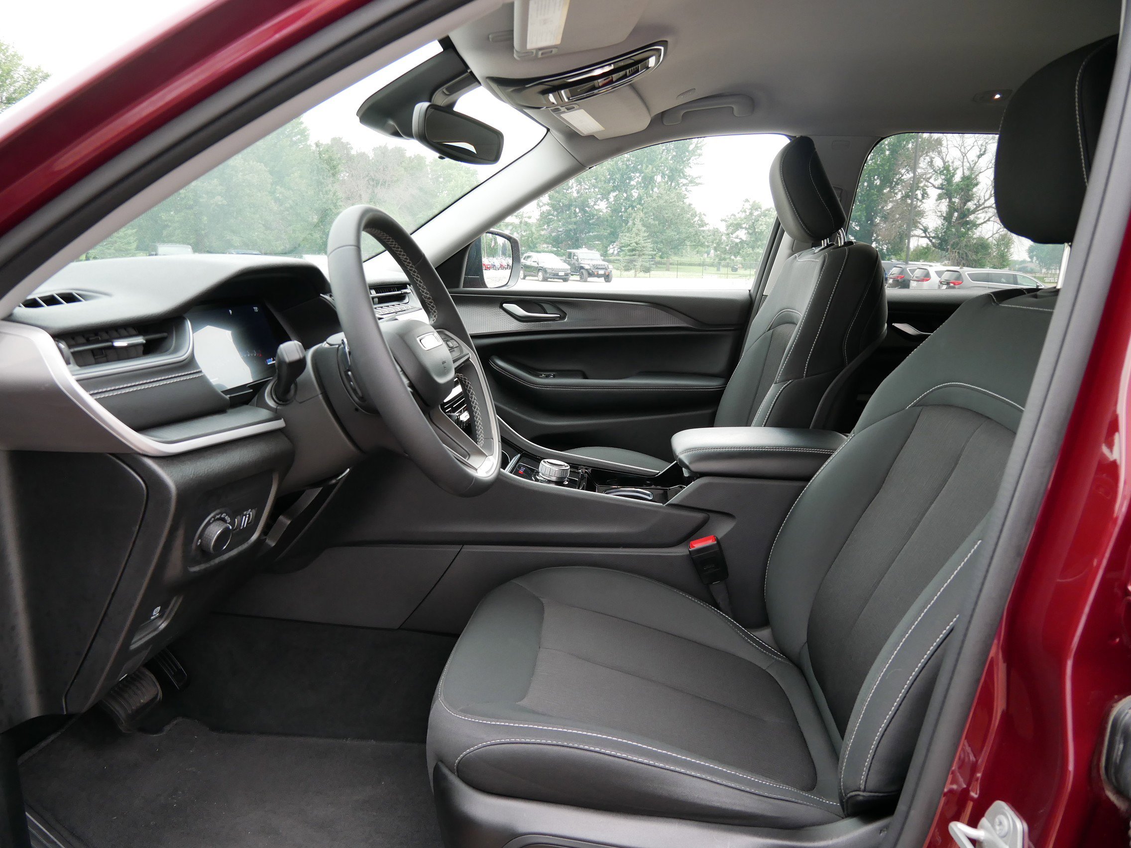 2023 Jeep Grand Cherokee Laredo photo 10