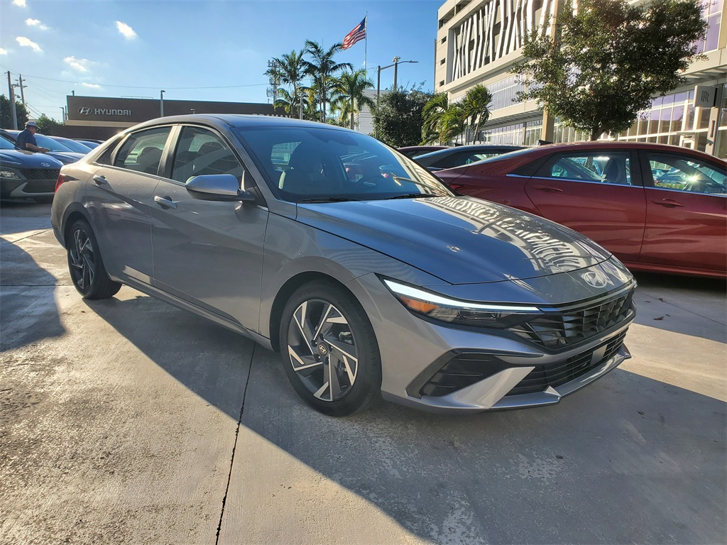 2025 Hyundai Elantra SEL Convenience photo 2