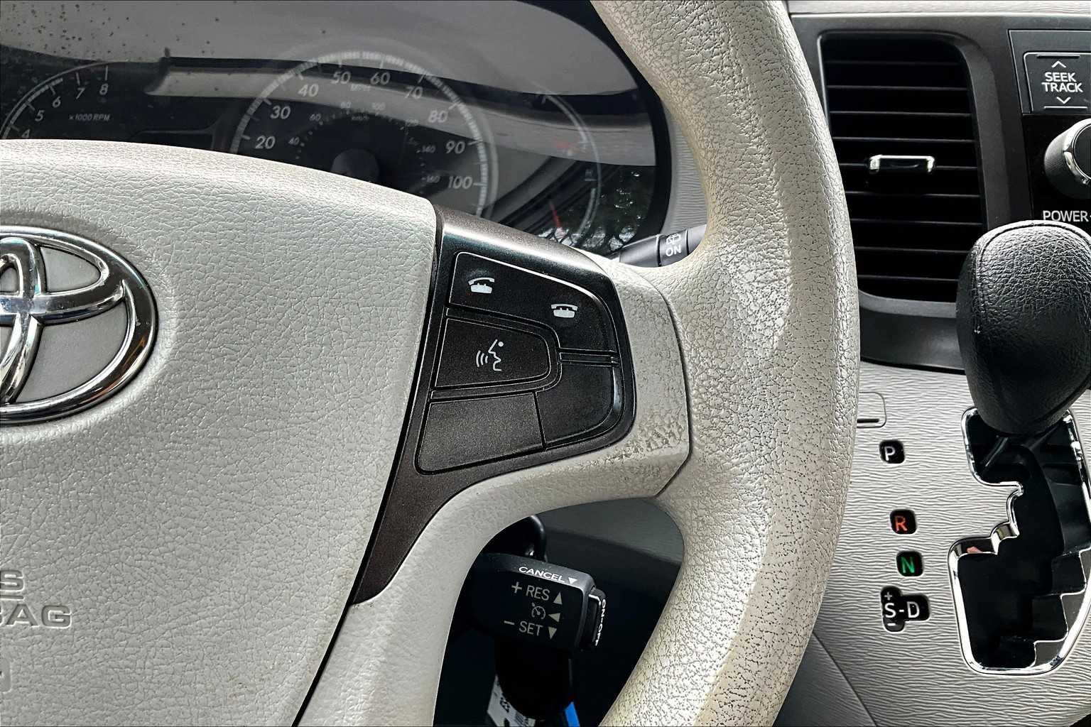 2014 Toyota Sienna LE photo 23