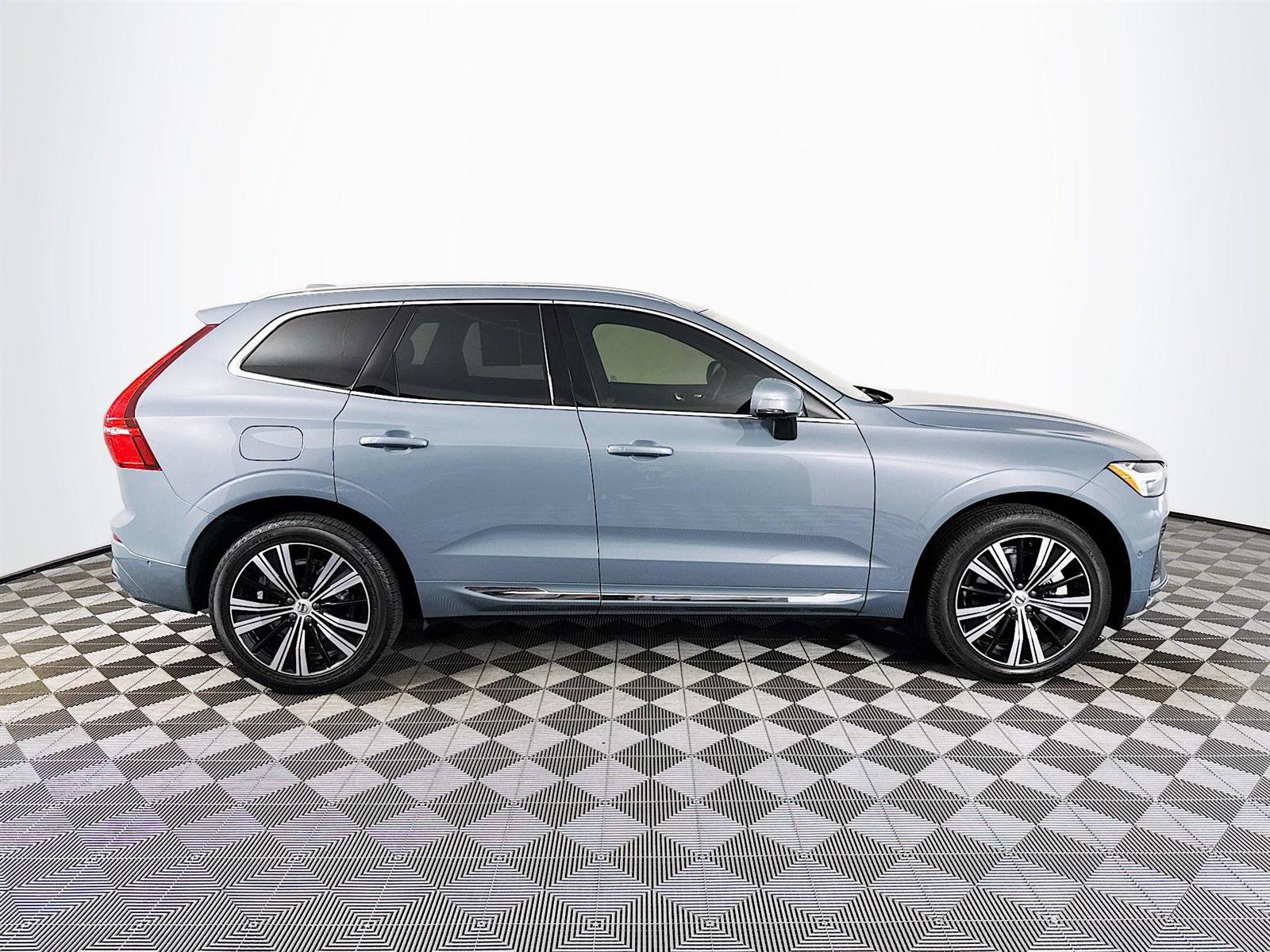 2023 Volvo XC60 Ultimate photo 3
