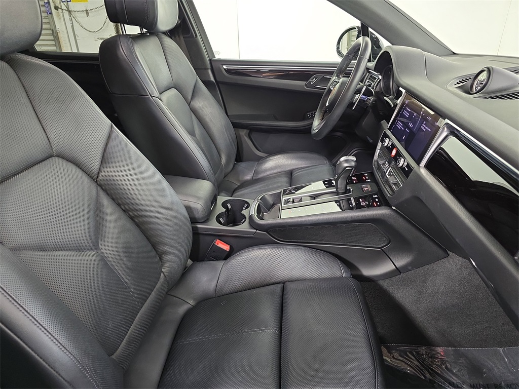2023 Porsche Macan T photo 27