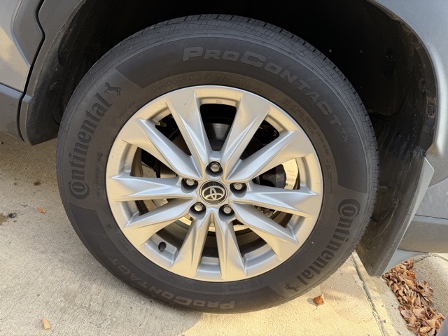 2023 Toyota Corolla Cross LE photo 3