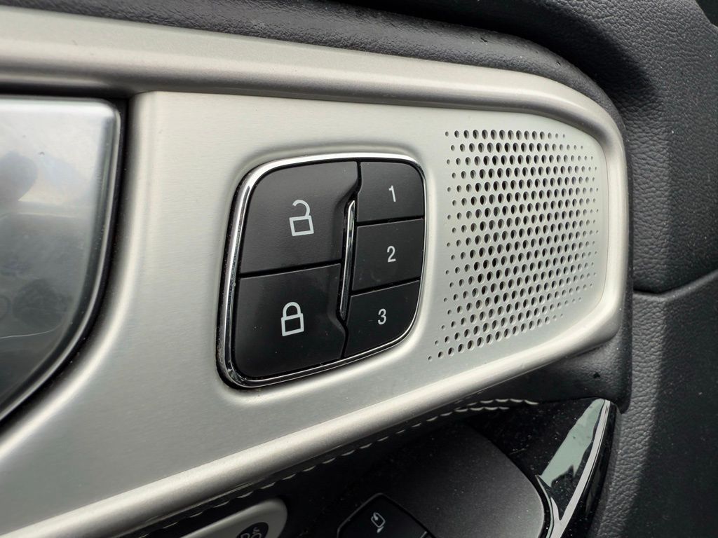 2022 Ford Explorer ST photo 2